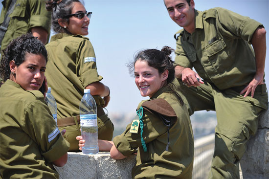 2012年9月7日,耶路撒冷橄榄山上的以色列女兵.