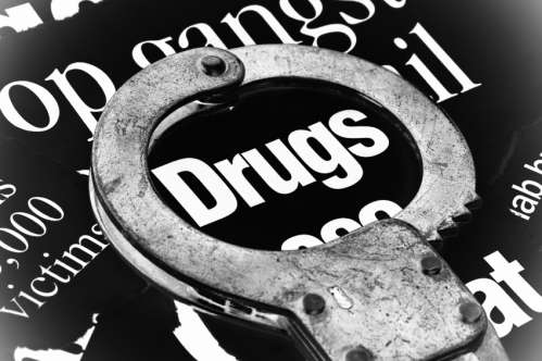 毒品问题困扰美国校园-青年参考
