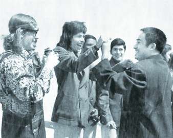   1972年4月,庄则栋率中国乒乓球代表团访美期间与科恩握手