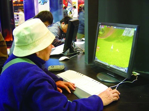 日本养老院鼓励老人玩游戏-青年参考