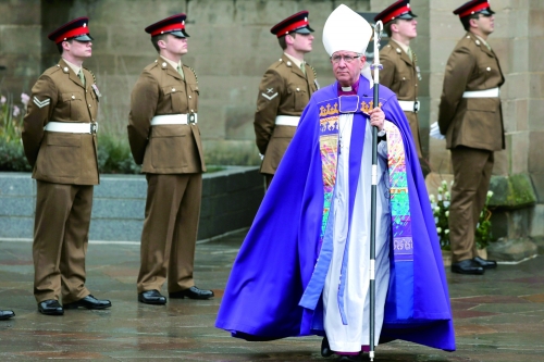 英格兰国教会精神领袖坎特伯里大主教威尔比主持重新安葬仪式.