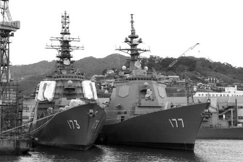     日本海自神盾舰并排停泊
